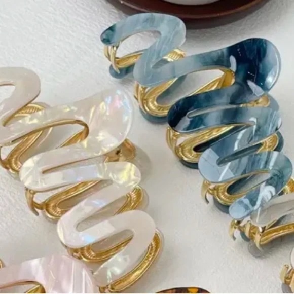 Large Wavy Claw Clip in Iridescent and Marble Tone - Blue - Picture 1 of 4